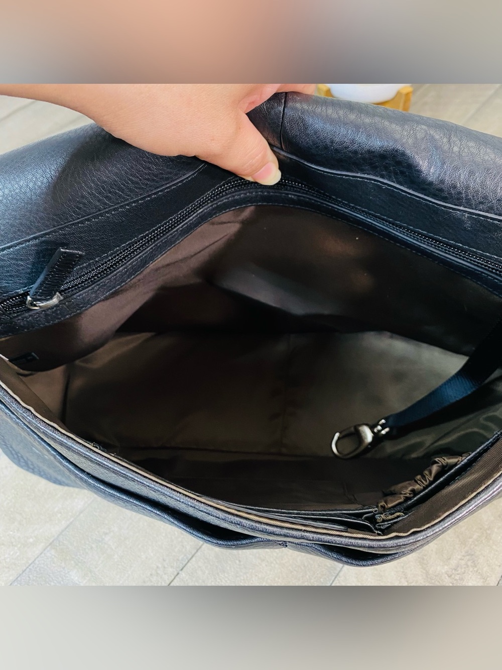 Bosca Tribeca Black Leather Messenger Bag Made In Italy - Picture 8 of 11
